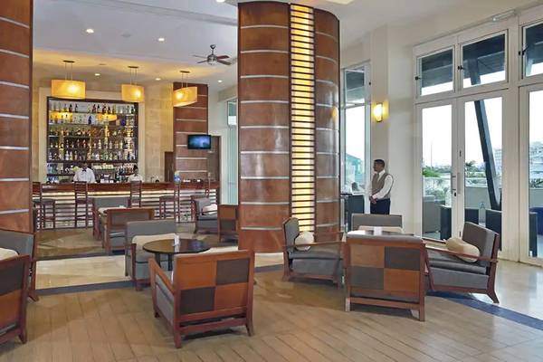 Hotellounge des Melia Marina Varadero mit Bar, Tischen und Stühlen.