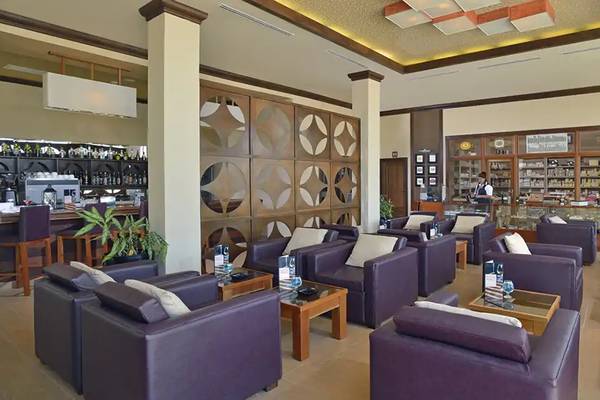 Innenansicht des Loungebereichs im Melia Marina Varadero Hotel mit Möbeln und Einrichtung.
