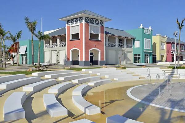 Aussenbereich des Melia Marina Varadero Hotels mit bunten Gebaeuden und Wasserbrunnen