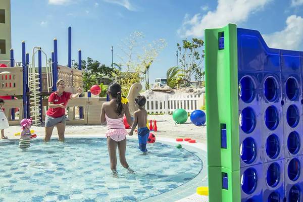 Familie und Betreuer spielen im Schwimmbad und auf dem Spielplatz des Melia Marina Varadero.