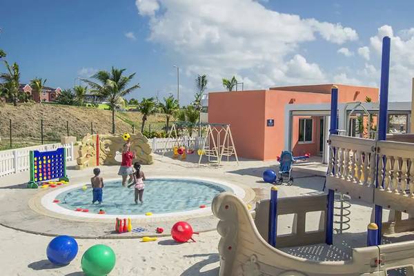 Kinderspielplatz im Melia Marina Varadero Hotel mit Schwimmbecken und Spielgeräten