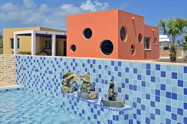 Außenpool des Melia Marina Varadero Hotels mit blauen und weißen Fliesen, umgeben von Gebäuden.
