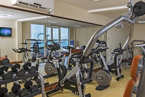 Fitnessstudio im Melia Marina Varadero Hotel mit Blick auf das Meer.