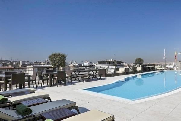 Dachterrasse des Melia Athens Hotels mit Swimmingpool und Blick auf die Stadt