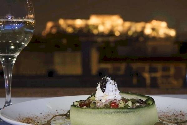 Ein Gericht auf einem Teller im Melia Athens Hotel mit Blick auf die Akropolis.