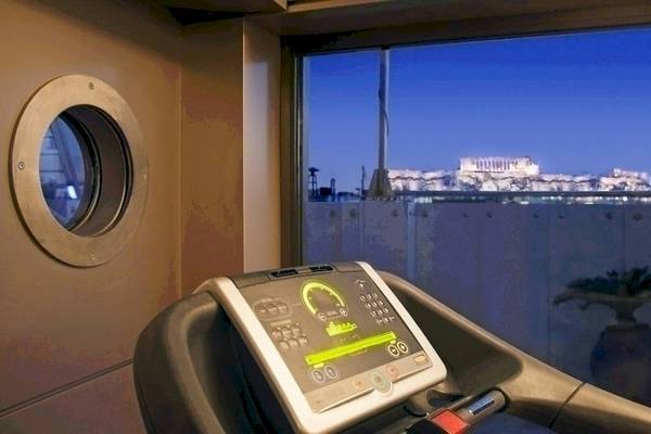 Laufband im Melia Athens Hotel mit Blick auf die Akropolis