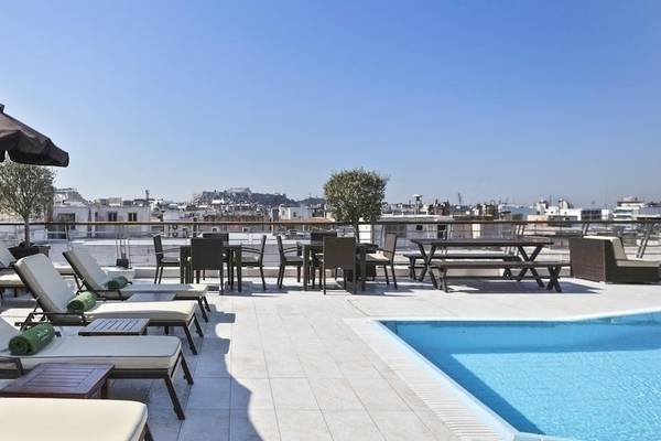 Dachterrasse des Melia Athens Hotels mit Sonnenliegen, Tischen und Pool