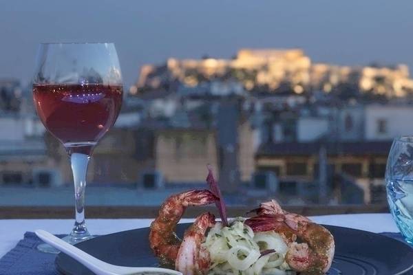 Abendessen auf der Terrasse des Melia Athens Hotels mit Blick auf die Akropolis.