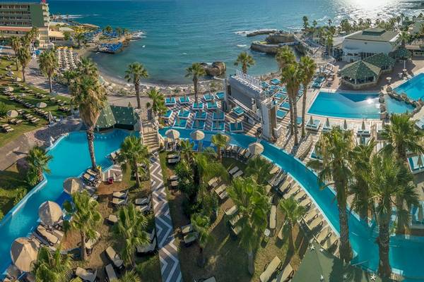 Luftaufnahme des Star Beach Village & Water Park mit Pools und Sonnenliegen.