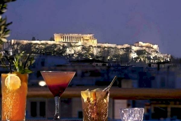 Blick von der Melia Athens Hotelterrasse auf die Akropolis bei Nacht