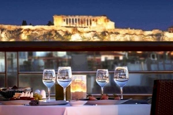 Dinnertisch mit Blick auf die Akropolis im Melia Athens Hotel.