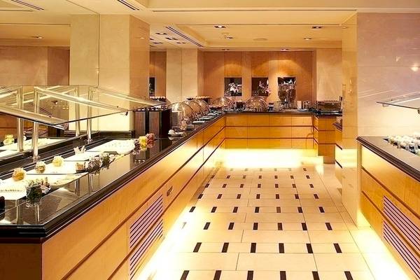 Frühstücksbuffet im Melia Athens Hotel mit verschiedenen Speisen und Früchten
