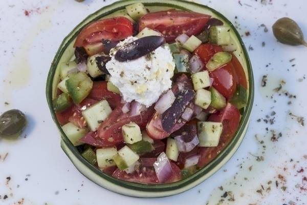 Salat mit Tomaten, Gurken und Feta in einer Melonenschale im Melia Athens Hotel