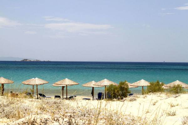 Strand mit Sonnenliegen und Sonnenschirmen am Plaza Beach Hotel