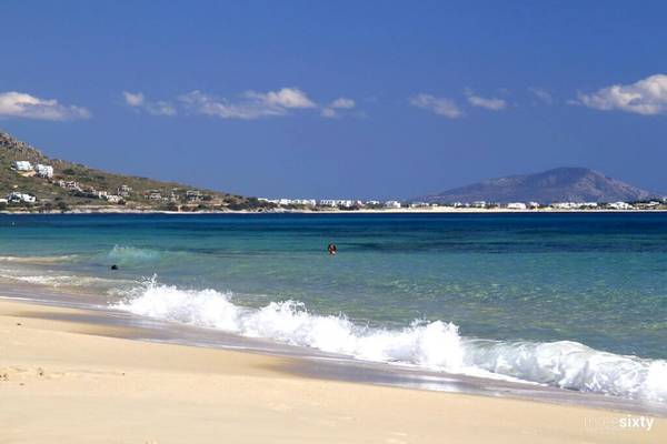Strand mit sandigem Ufer und Bergen im Hintergrund am Plaza Beach Hotel