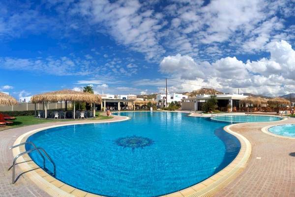 Außenbereich des Plaza Beach Hotels mit zwei Swimmingpools, Sonnenliegen und Palmen
