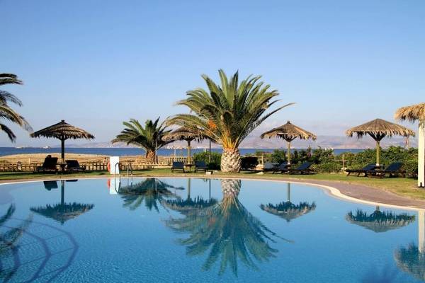 Außenpool des Plaza Beach Hotels mit Sonnenliegen und Sonnenschirmen am Strand