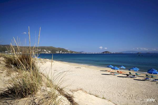 Strand am Plaza Beach mit sandigem Ufer, Sonnenschirmen und Liegestühlen