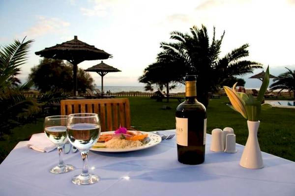 Essen im Garten des Plaza Beach Hotels mit Blick auf das Meer.
