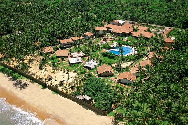 Luftaufnahme des Siddhalepa Ayurveda Health Resorts mit Pool und Palmen