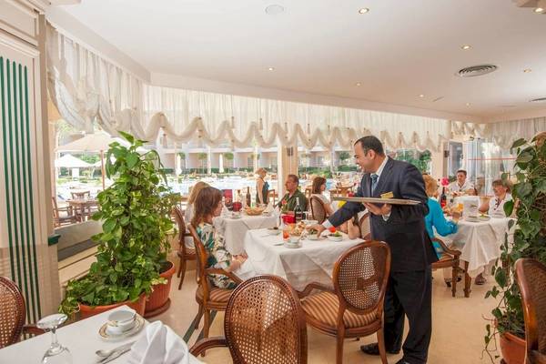 Ein Kellner serviert ein Tablett im Restaurant des Sea Star Beau Rivage Hotels.