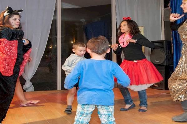 Kinder in Kostümen tanzen im Hotel Sea Star Beau Rivage.