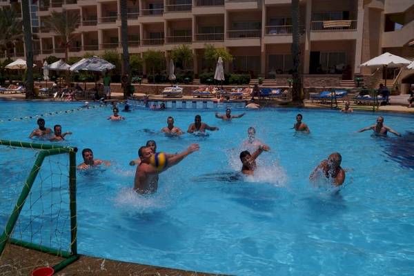 Wasserballspiel im Pool des Sea Star Beau Rivage Hotels mit mehreren Spielern.