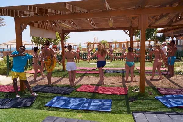 Yoga-Kurs unter Pavillon im Sea Star Beau Rivage Hotel.