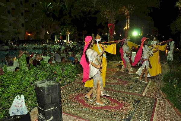 Aufführung im Garten vor dem Sea Star Beau Rivage Hotel bei Nacht.
