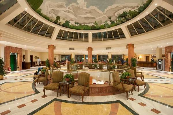Lobby des Sea Star Beau Rivage Hotels mit runden Stühlen und Pflanzen.