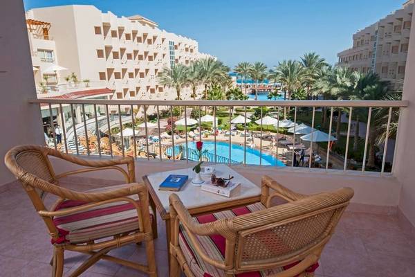 Balkon des Sea Star Beau Rivage Hotels mit Blick auf das Meer und einen Pool