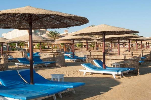 Strand des Sea Star Beau Rivage Hotels mit vielen Liegen und Sonnenschirmen