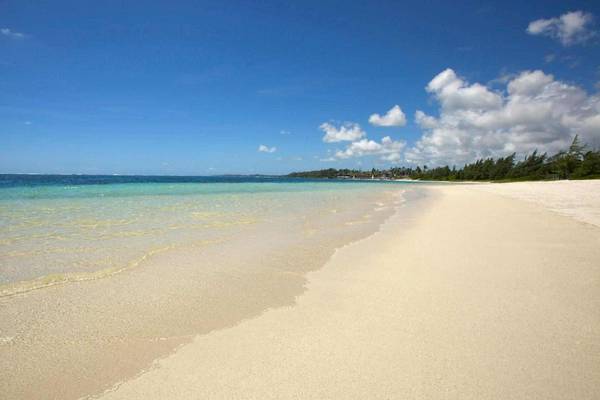 Strand am Long Beach Hotel in Mauritius mit blauem Himmel und Wellen