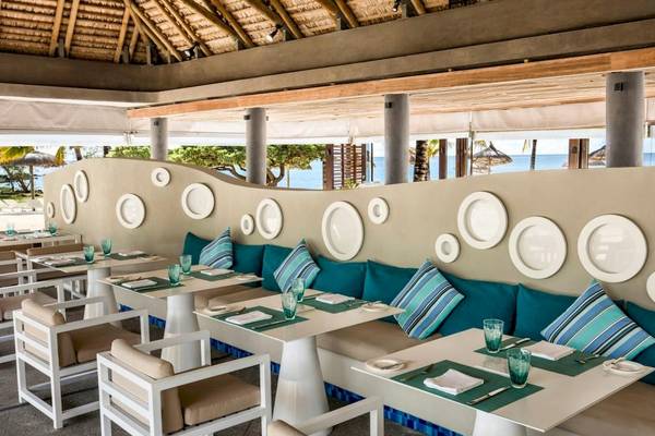 Innenansicht des Restaurants im Long Beach Mauritius Hotel mit Meeresblick und moderner Einrichtung.