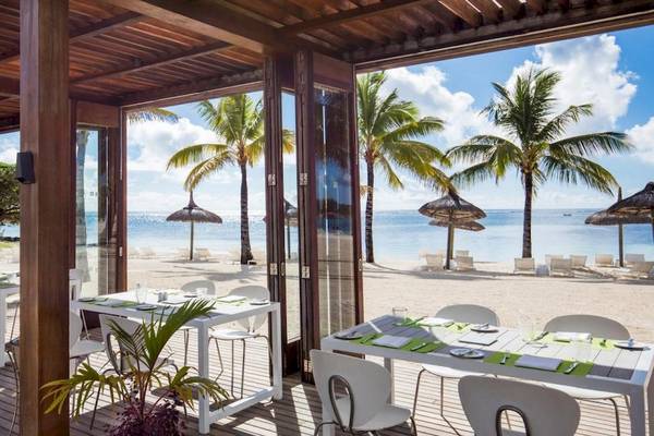 Außenbereich des Long Beach Mauritius Hotels mit Terrasse, Blick auf den Strand und Ozean