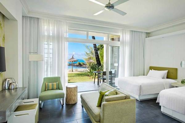 Innenansicht eines Zimmers im Long Beach Mauritius Hotel mit Blick auf den Strand.