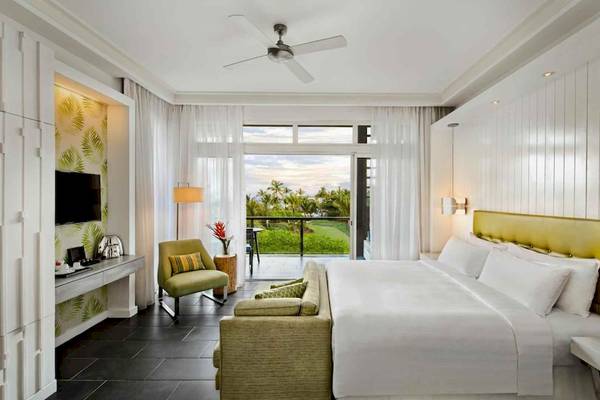 Luxuriöses Schlafzimmer im Long Beach Hotel auf Mauritius mit Panoramafenstern und Blick auf den Garten.