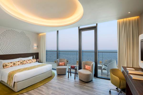 Suite Zimmer im Retreat Palm Dubai MGallery by Sofitel mit Blick auf das Meer.