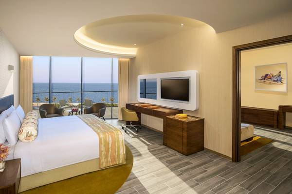 Suite-Zimmer mit Meerblick im Retreat Palm Dubai, modernes Design mit Schreibtisch und Fernseher.
