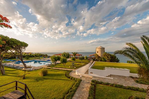 Aussicht auf das Pavlina Beach Hotel mit Swimmingpool und Meer im Hintergrund.