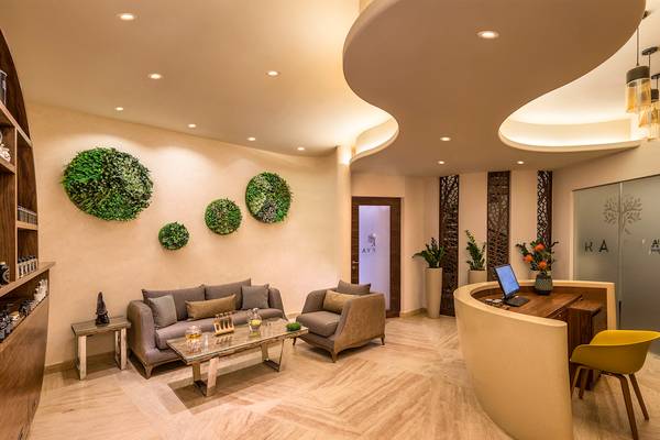 Lobby des Retreat Palm Dubai MGallery mit Sitzbereich und Rezeptionstresen.