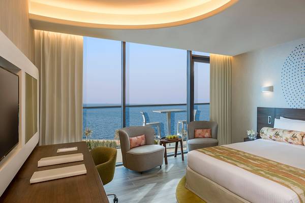 Innenansicht eines Zimmers im Retreat Palm Dubai MGallery by Sofitel mit Blick auf das Meer.