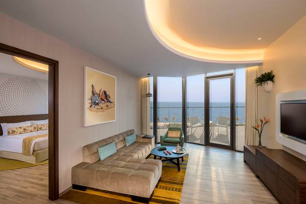 Innenansicht einer Suite im Retreat Palm Dubai MGallery mit Blick auf das Meer.