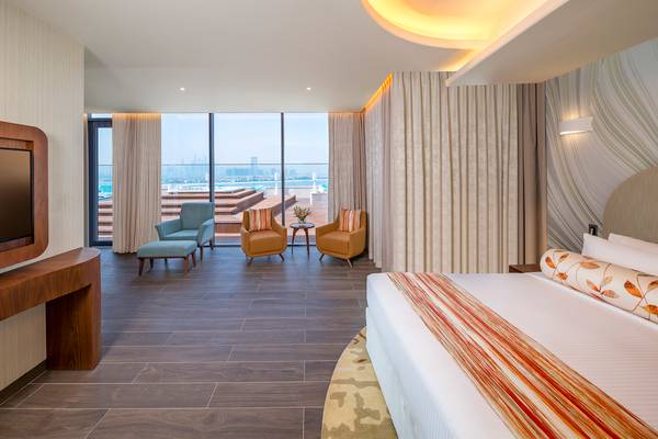Innenansicht einer Suite im The Retreat Palm Dubai MGallery by Sofitel mit Blick auf das Meer.