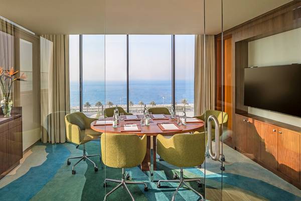 Konferenzraum mit Meerblick im Retreat Palm Dubai MGallery by Sofitel