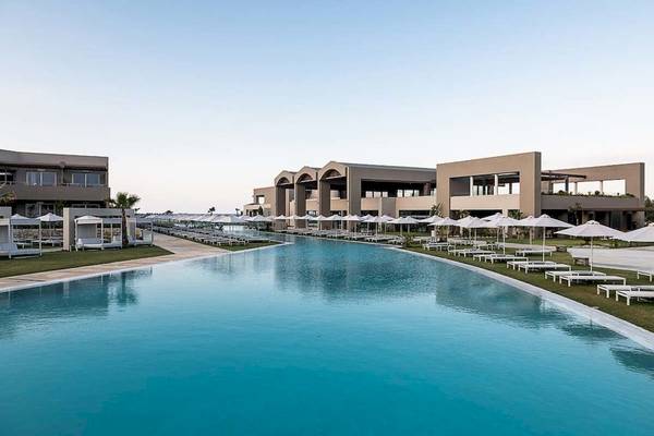 Euphoria Resort Pool mit Loungebereich und Sonnenschirmen