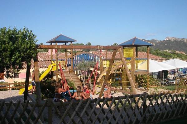 Spielplatz im Baia Caddinas Hotel mit Rutschen und Schaukeln im Freien