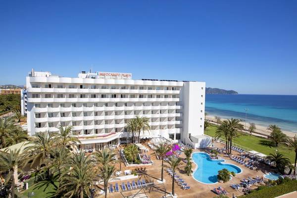 Außenansicht des Hipotels Hipocampo Playa Hotels mit Pool und Strand