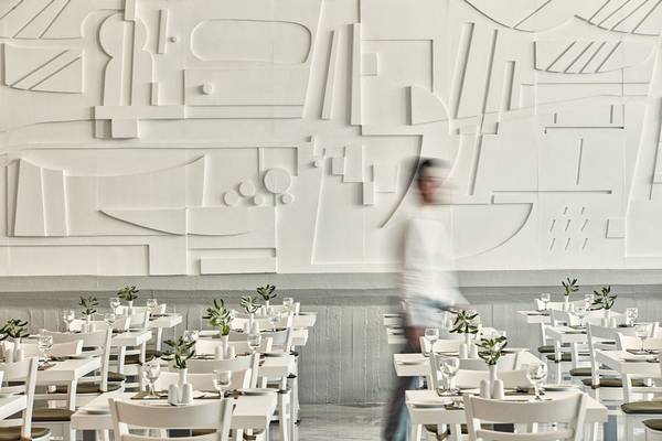 Innenansicht des Restaurants im Sentido Unique Blue Resort & Villas mit geometrischen Wandgestaltungen und gedeckten Tischen.