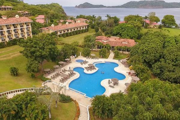 Luftaufnahme des Occidental Papagayo Resorts mit Swimmingpool und mehreren Gebäuden